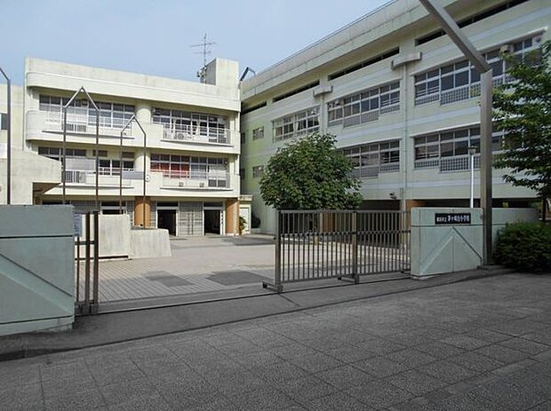 横浜市立茅ケ崎台小学校まで71m、学校教育目標は『かしこく　やさしい　元気な子　ひかり輝く　茅ケ崎台』です。