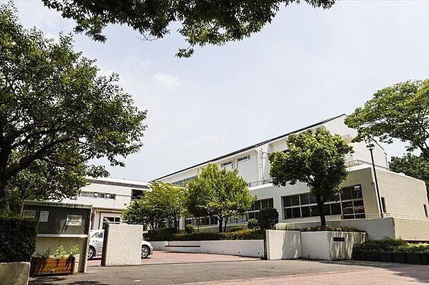 横浜市立茅ケ崎中学校まで1892m、学校での行事にも、生徒会が積極的にかかわっています。生徒全員が会員となりみんなの協力のもとに活動を行なう自治組織です
