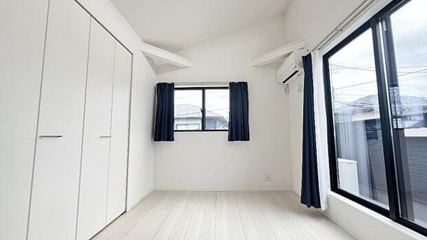 《洋室》■収納もしっかりとれていて、陽当たりも良く明るい居室。
