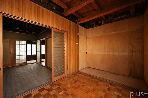 2階洋室は一部建具と壁・床を残しリノベーションを想像して頂き易くしております。