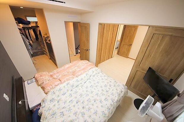隣室と繋げることで、広々空間として利用できる寝室！