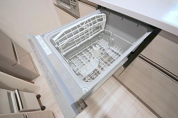 ビルトインタイプの食器洗乾燥機。作業台を広く使え、節水効果で経済的！見た目もスッキリとします。