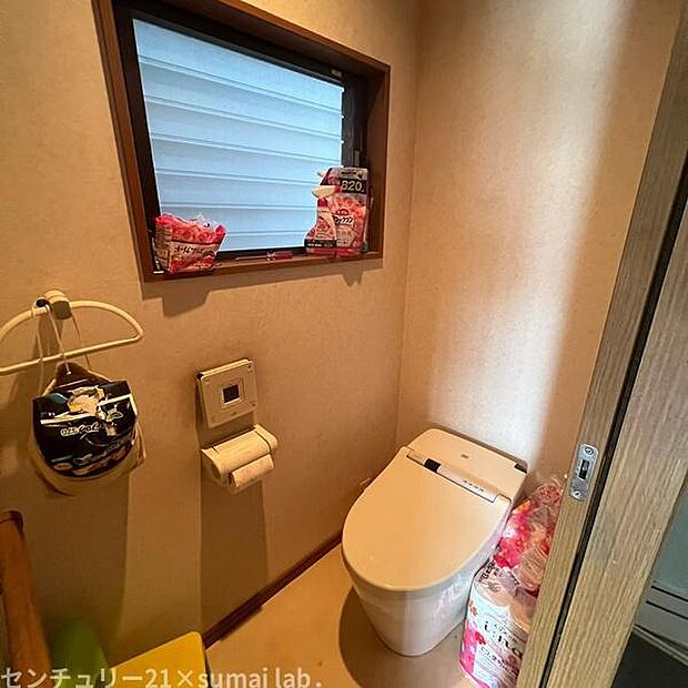 1Fお掃除ラクラク仕様のウォシュレット♪トイレを1・2階に配置。利用が重なる時間帯や来客中も、気兼ねなくご利用いただけます。