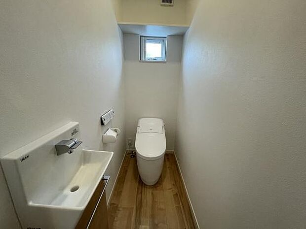 1階トイレはタンクレス！スッキリした見た目で、お掃除がしやすいのも特長です。