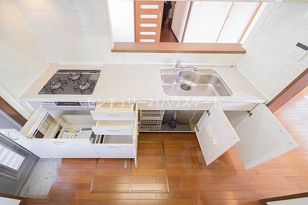 仕切りや棚を入れて自由にアレンジできる収納です。調理台は人造大理石でキッチン空間がパッと明るくなりますね！