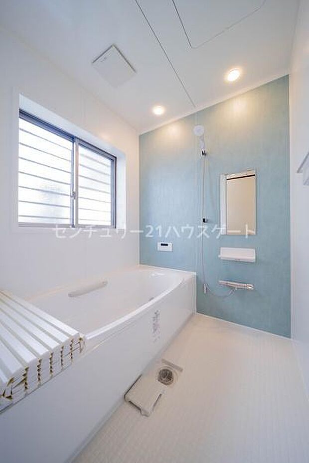 1坪サイズの浴室。浴室の壁全面にマグネットが付けられるようになっているので、マグネット収納を追加したりお手入れしやすいようになっています。