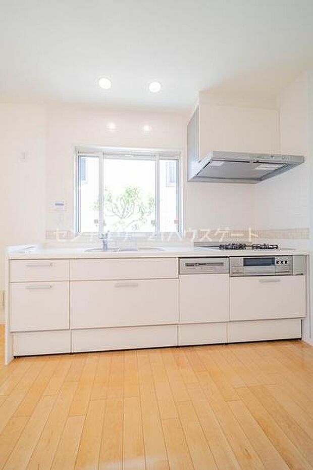 調理台とシンクが人造大理石で一体型のためお掃除のしやすい、明るいキッチンです！