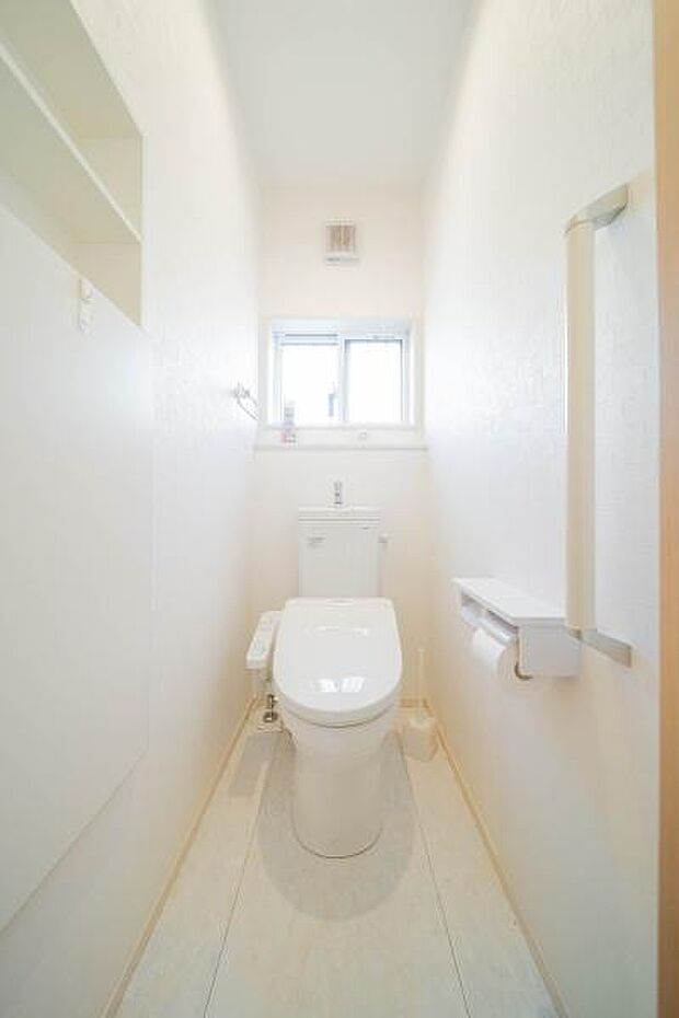 清潔感溢れる1階トイレ。手すり付きでご年配の方も安心してお使いいただけます。小窓付きで換気ができるのでいつでも快適です！