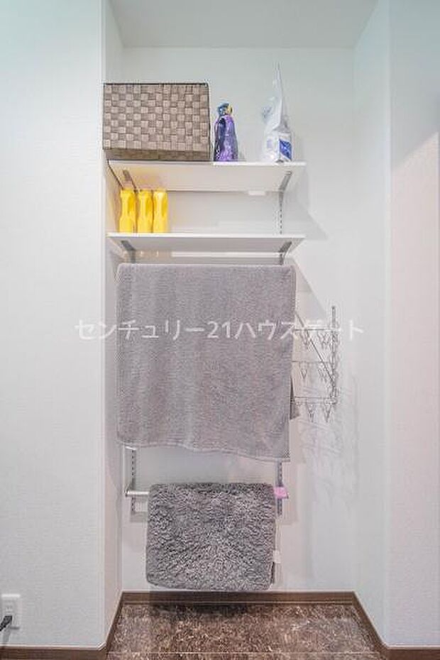 便利な可動棚はタオルや洗剤置場にピッタリ。バスタオルやバスマットの一時干し場に便利なタオルバーも◎