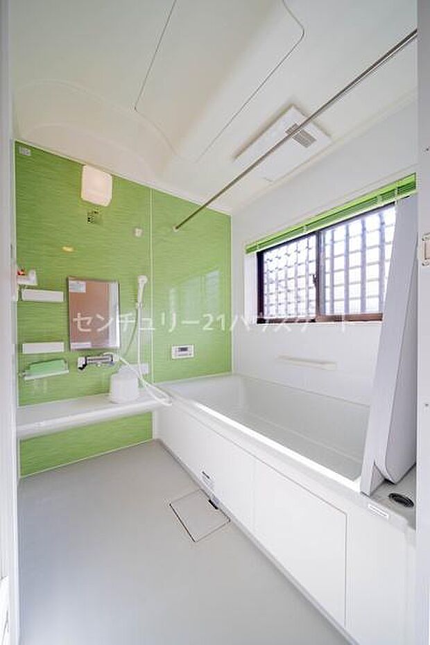 緑のアクセントクロスがおしゃれなバスルーム。収納棚が豊富でご家族分のシャンプーボトルも置いておけますね！小窓が付いているため、カビ対策も◎物干しが設置されているので浴室内干しも！
