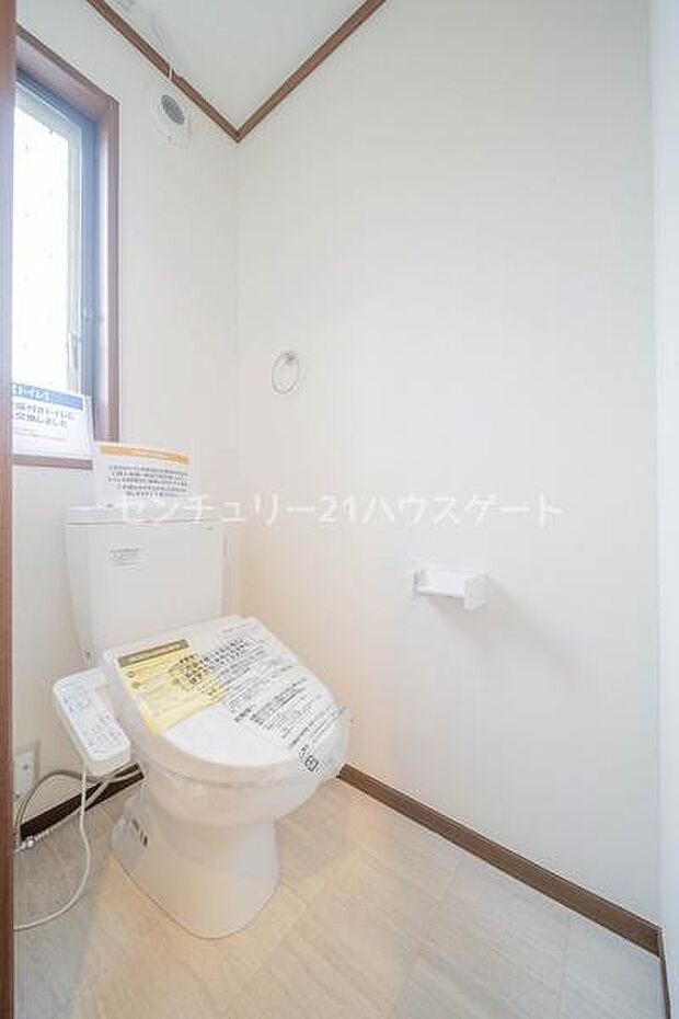 新品に交換済みのトイレ。小窓付きで換気ができ常に快適にお使いいただけます。
