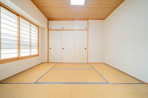リビング北側にある和室6帖です。畳コーナーは家事スペースにしたり、ゆったりとくつろぐスペースにしたり・・・様々な使い方がありますね！