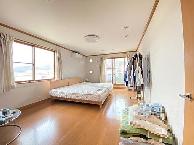 穏やかな寛ぎを届ける上質仕様のゆとりある主寝室です。自分の時間を充実させながら心豊かにできるプライベート空間。風通しも良く、明るい陽射しが入る心地よい空間です。