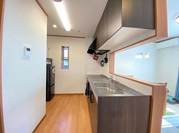 広々としたキッチンスペースは家事もはかどりますね！収納スペースもしっかりと確保されています！