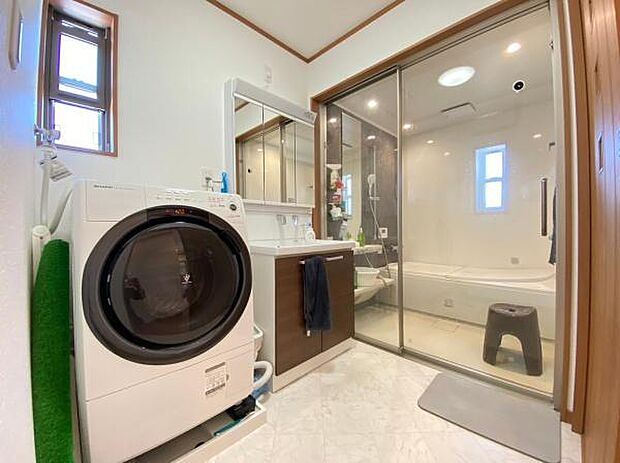 シンプルなデザインで見渡しやすく、独立洗面台の小物の収納が便利！