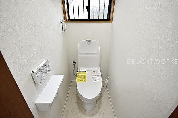 【トイレ】新規交換：TOTO ZJ1白基調の清潔感のある空間快適な温水洗浄便座付◎冬にはうれしいあったか便座機能もございます。