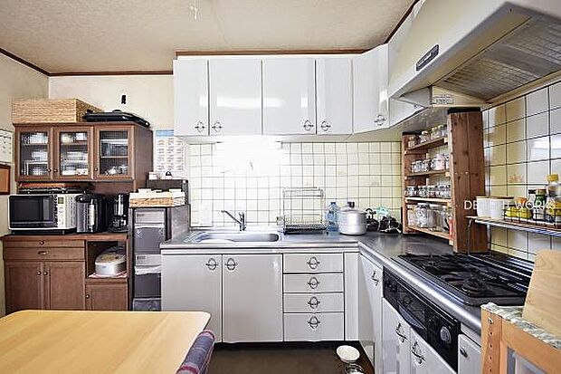 【キッチン】2020年2月・新規交換：キッチン調理中も家族が孤立せず、コミュニケーションがとりやすいお住まいを目指しました。吊戸棚で収納力も期待できる対面式キッチンです