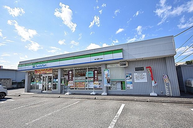 ファミリーマート 鶴ヶ島鶴ヶ丘店　まで559m、ちょっとしたお買い物や通販の受け取りに便利