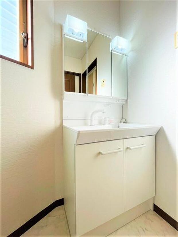 清潔感のある洗面所♪鏡も大きく使い勝手の良い洗面化粧台です。