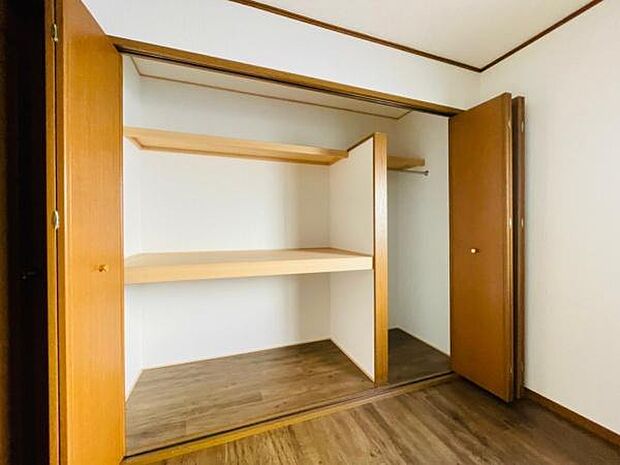 大容量の収納付きで居室内に余計な家具を置く必要がなく、シンプルですっきりとした暮らしが実現します。