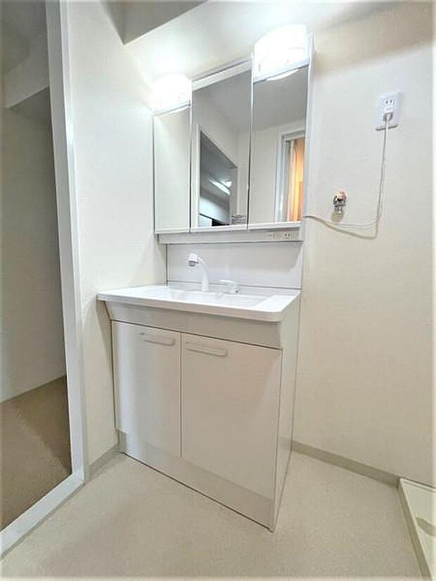 明るく、清潔感のある洗面所。鏡も大きく使い勝手の良い洗面化粧台です！（2022年3月 撮影）