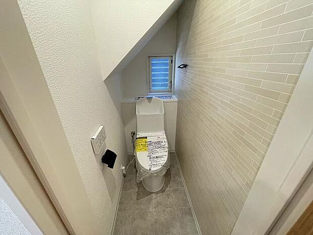 小窓のあるトイレ