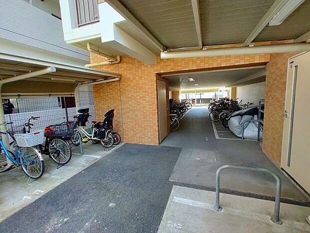 駐輪場とバイク置き場です