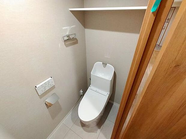 便利な棚のあるトイレ