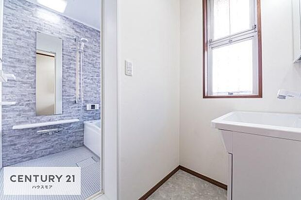小窓付きの明るい洗面室です！湿気もすぐに入れ替えができて清潔に保つことができます！自然光が差し込むのでお化粧の仕上がりも良くなりますね！