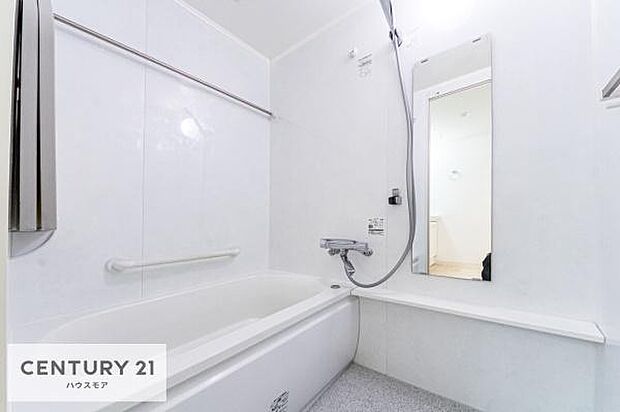 白を基調とした清潔感のあるバスルームです！曲線が柔らかく快適なバスタイムが送れます！浴室乾燥機付きで換気もスムーズ！