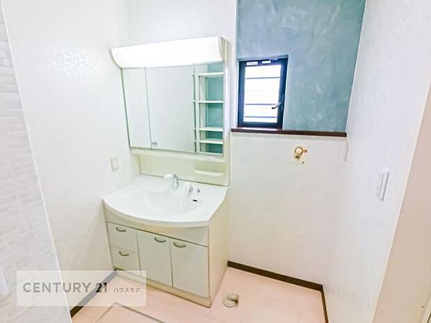 小窓付きの明るい洗面室です！湿気もすぐに入れ替えができて清潔に保つことができます！自然光が差し込むのでお化粧の仕上がりも良くなりますね！