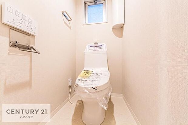 清潔感のある色味のお手洗いです！さわやかでスッキリする空間です！白を基調としているので、お手入れがしやすいトイレです！