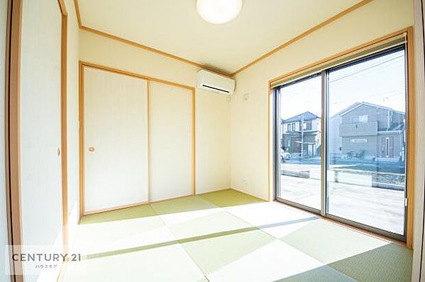 タタミの香りが安らぎを与える、リラックス空間。窓も大きく開放感のある和室となっております。日本人の心感じる「和」の空間。
