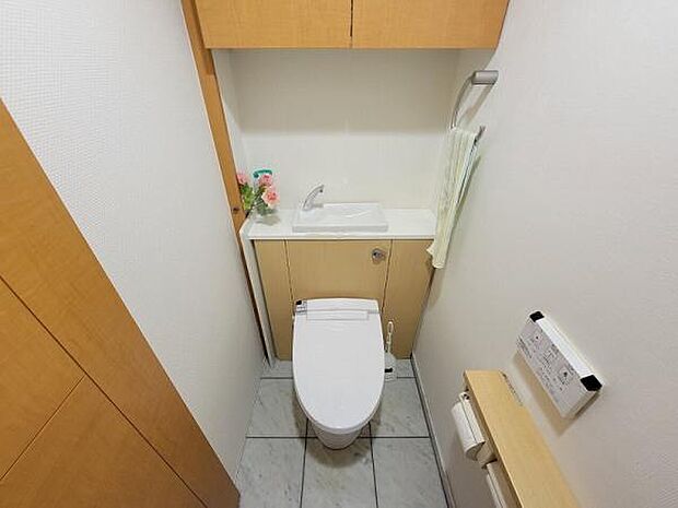 床面タイルでお掃除しやすいおトイレ♪タンクレストイレ、収納もあります♪