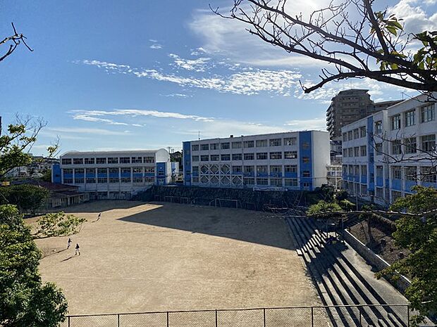 塩屋中学校まで1600m