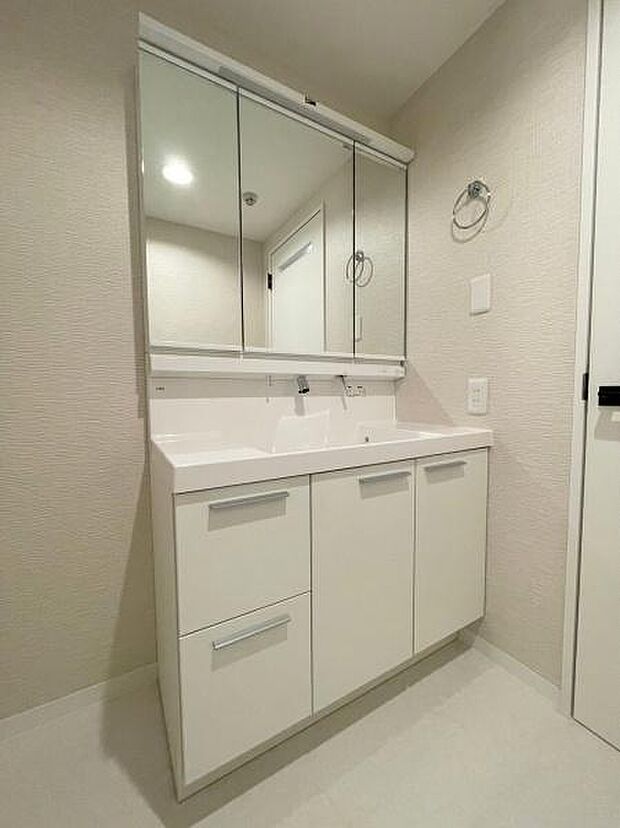 【洗面台・洗面所】ゆったりとした広さのある洗面室です。洗面台は明るくワイドな3面鏡を備えた洗面化粧台。二人並んでもゆとりのある洗面室となっております！