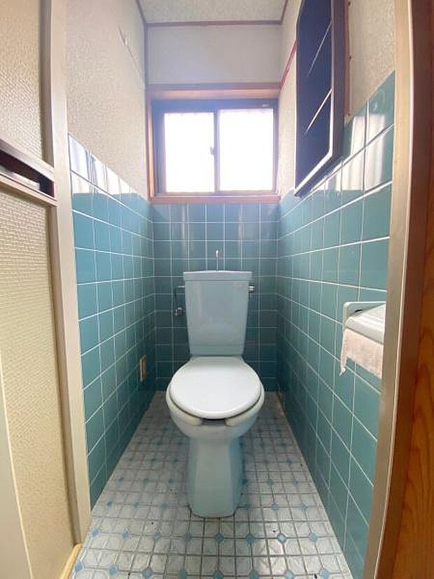 【トイレ】小窓付きで自然換気も可能。