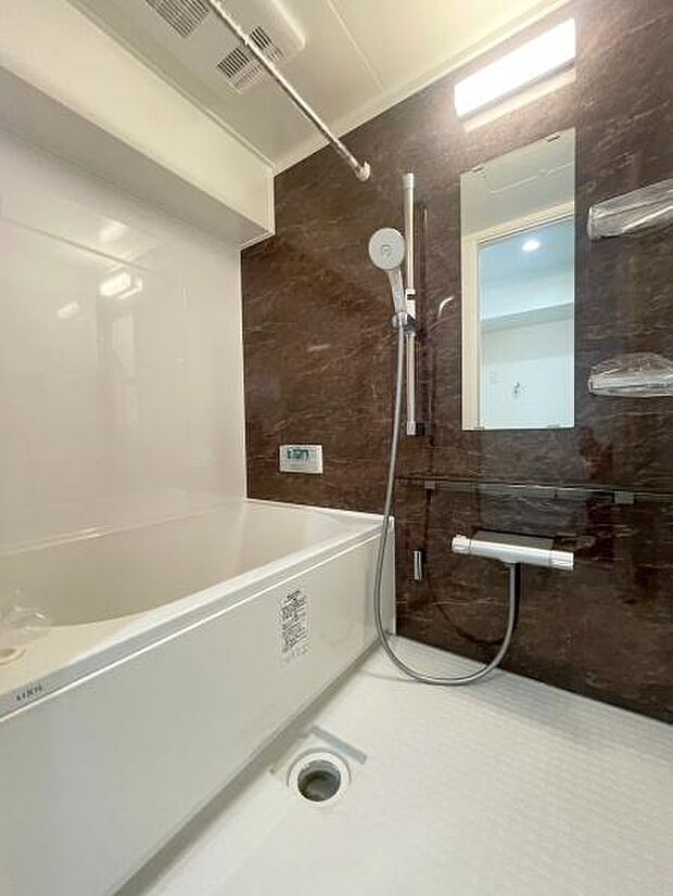 【浴室】足を伸ばしてゆったりくつろげる広さのあるバスルーム。広々浴槽で毎日快適な入浴が楽しめます。