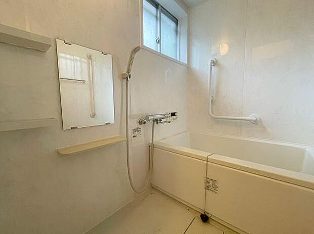 【浴室】手すり付きのバスルームです。小窓も付いているので自然換気が可能です！