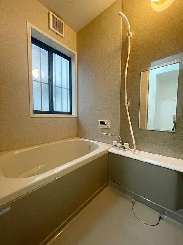 【浴室】足を伸ばしてゆったりくつろげる広さのあるバスルーム。小窓付きで自然換気も可能です