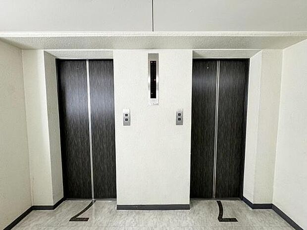 【エントランス】エレベーターは2台あります。