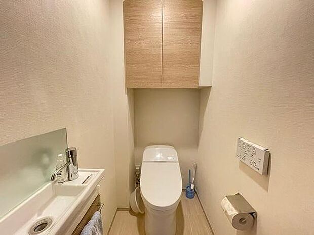■■Toilet■■清潔な空間を保ちたいトイレはオフホワイトでまとめました。毎日使う場所だからこそお手入れも楽々にできる機能が搭載されております。汚れが付着しにくい便器はお掃除も楽々です。