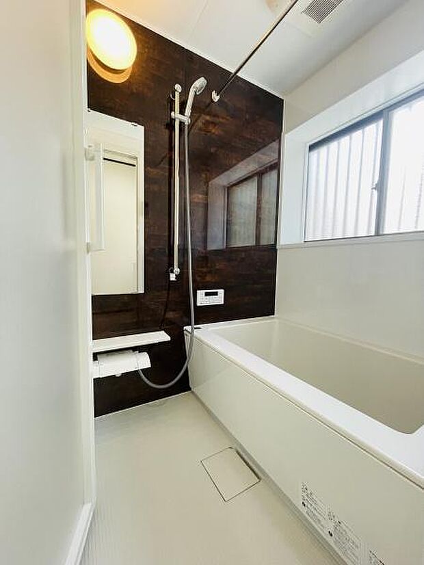 きれいな浴室でリラックスタイムを。小窓があるので換気をしっかり出来ます。