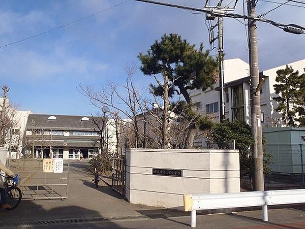 辻堂小学校まで1108m