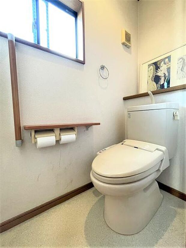 2階のトイレも小窓があり、清潔感があります！