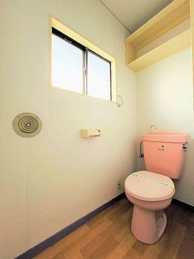 空気の入れ替えも出来る嬉しい窓付きのトイレです。
