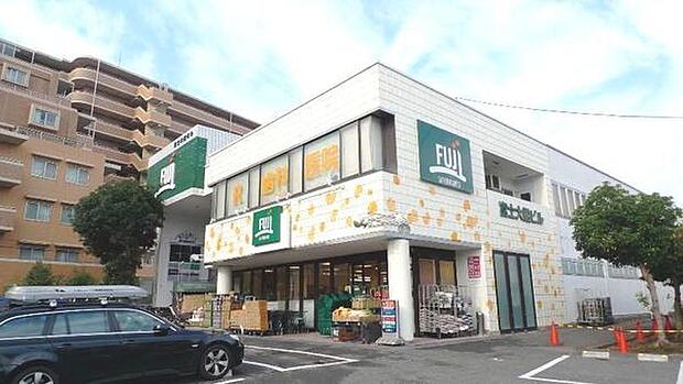 Fuji大船店まで657m