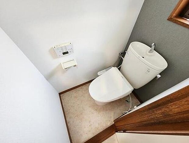 トイレには快適な温水洗浄便座付で、温水によって洗浄する機能を持った便座であり、清潔に保ちます。お手入れも簡単になりました
