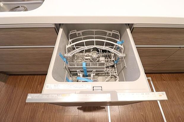 食器洗い乾燥機付システムキッチンは、エコで節水、後片付けも楽々で、食後はくつろいでいる間に食器はピカピカになります！