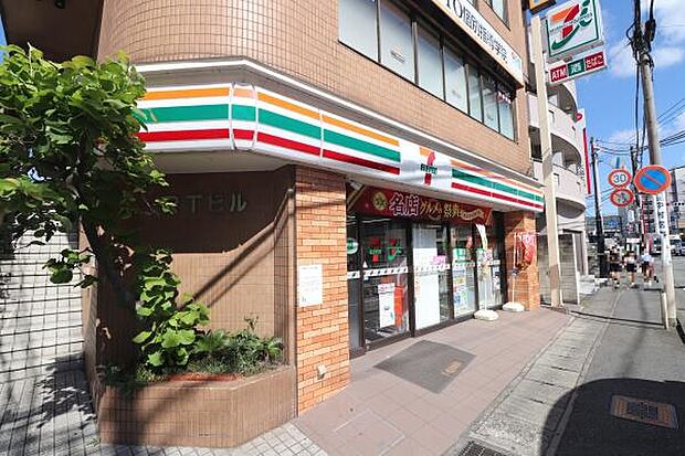 セブンイレブン川崎登戸新町店まで95m、コンビニエンスストアは、お買い物はもちろん、銀行のキャッシュディスペンサーや宅急便・チケット販売もありとても便利ですね！